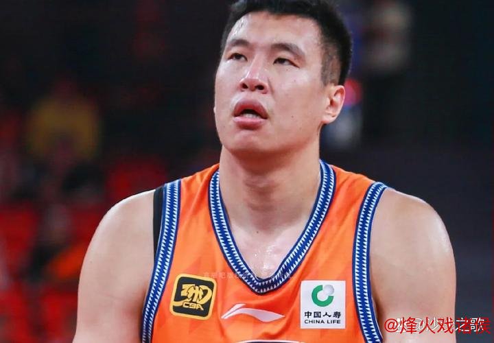 “甘为螺丝钉，老将闫鹏飞替补献力助球队”