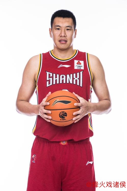 “甘为螺丝钉，老将闫鹏飞替补献力助球队”