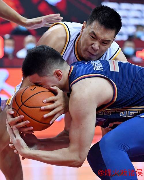 “甘为螺丝钉，老将闫鹏飞替补献力助球队”